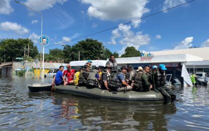 กองทัพบกระดมกำลัง–ยุทโธปกรณ์ ลงพื้นที่ช่วยประชาชนฝ่าวิกฤตน้ำท่วมกรุงเทพฯ