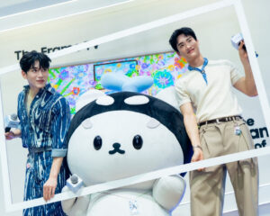 “เต-นิว-โพก้าซัง” แท็กทีม “มาร์ค-จัมโม่” แจกโมเมนต์ใจฟูแบบอินติดเฟรม พร้อม “ลิปตา” ร่วมเติมสีสันชวนแฟน ๆ เปิดมุมมองใหม่ของทีวี ในงาน Samsung The Frame – The Canvas of Joy