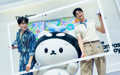 “เต-นิว-โพก้าซัง” แท็กทีม “มาร์ค-จัมโม่” แจกโมเมนต์ใจฟูแบบอินติดเฟรม พร้อม “ลิปตา” ร่วมเติมสีสันชวนแฟน ๆ เปิดมุมมองใหม่ของทีวี ในงาน Samsung The Frame – The Canvas of Joy