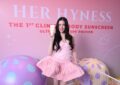 “หลิงหลิง คอง” อวดผิวสวยออร่าท้าแดด เสิร์ฟ Body Sunscreen ฉลอง 2 ปีแบรนด์แอมบาสเดอร์ HER HYNESS
